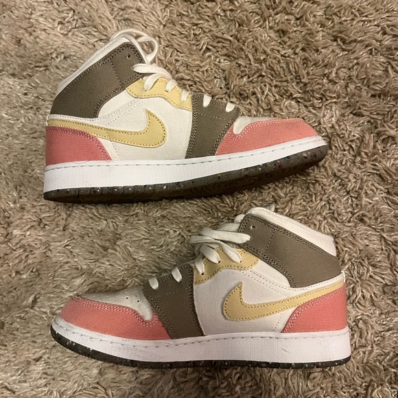 Nike White and Pink Sneakers - Picture 2 of 7